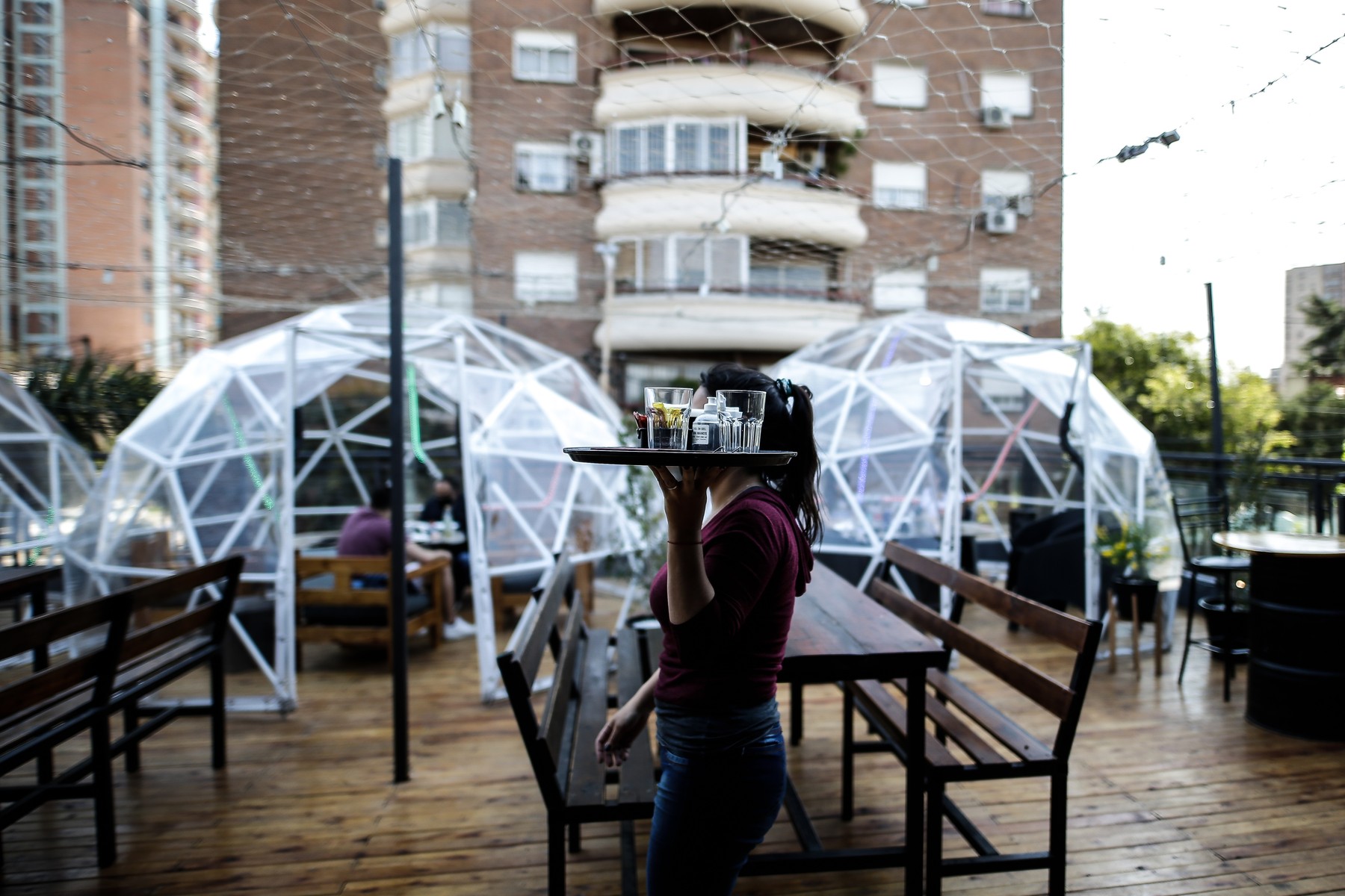 Țara care redeschide barurile și restaurantele după 7 luni sub lacăt. Care este situația actuală