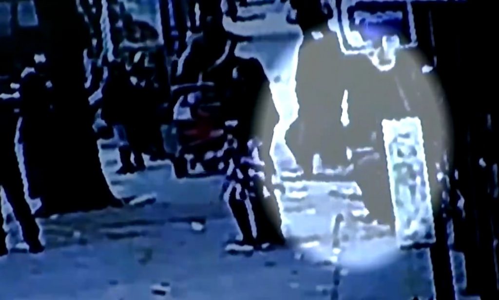 Un bărbat a căzut într-o groapă plină cu șobolani, după ce trotuarul a cedat: „Este traumatizat“. VIDEO