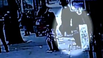 Un bărbat a căzut într-o groapă plină cu șobolani, după ce trotuarul a cedat: „Este traumatizat“. VIDEO