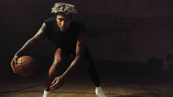 Învârte mingea la costum. Japonezul care jonglează cu mingea de baschet „ca în State”