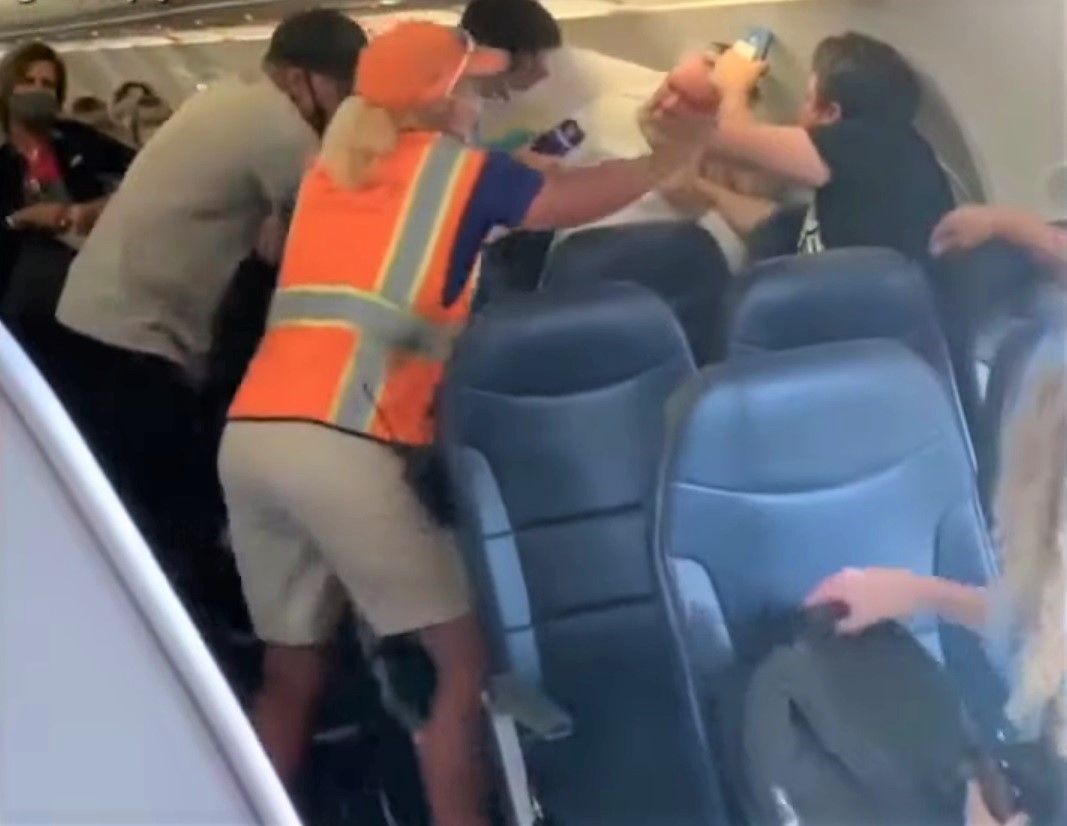 Un bărbat care a refuzat să poarte mască în avion a fost bătut de câțiva pasageri