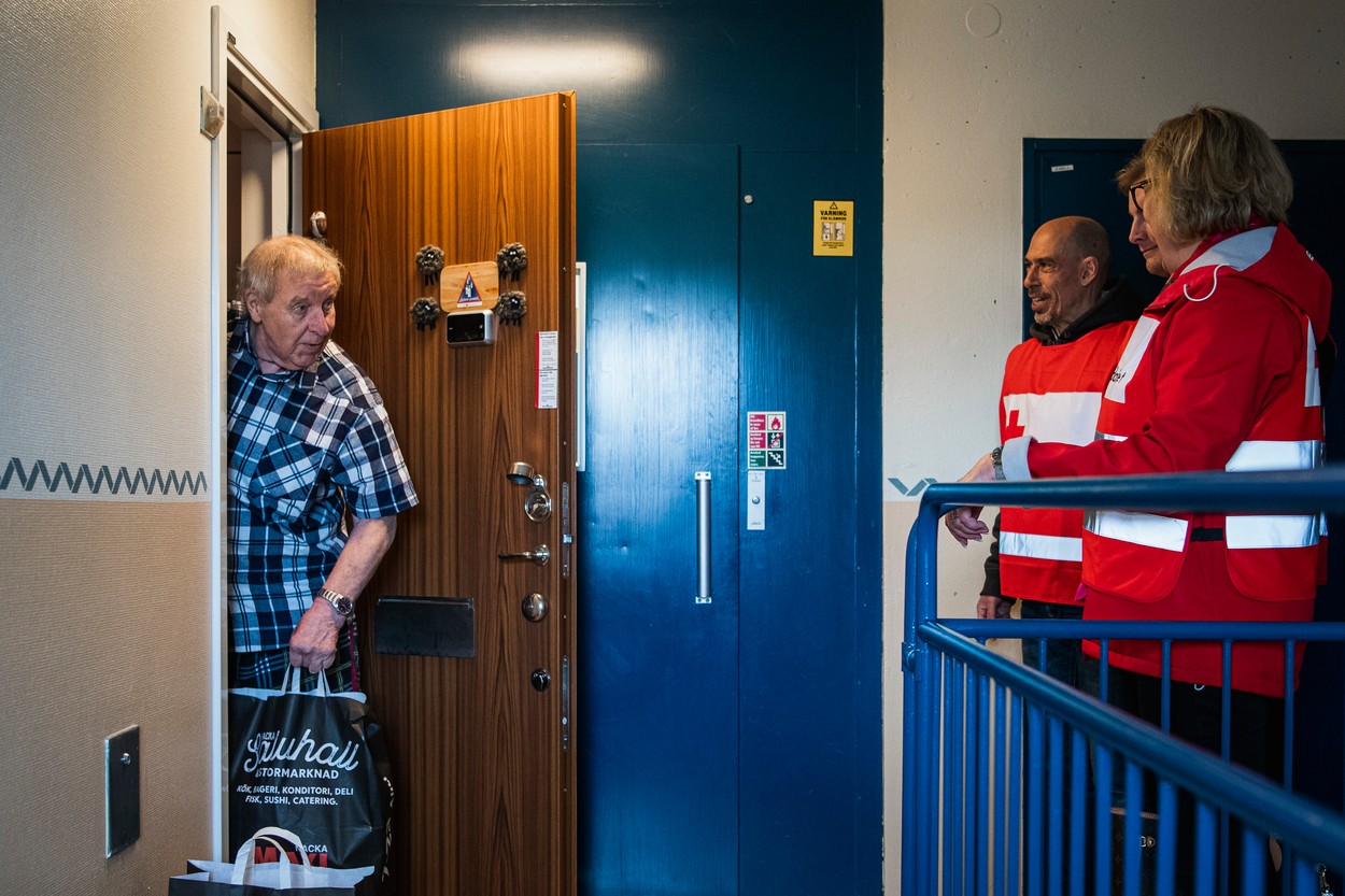 Țara europeană în care măsurile sunt pe dos: Oficialii îndeamnă bătrânii să nu stea în autoizolare