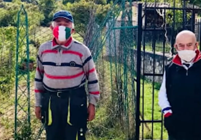 Regulile Covid-19, respectate în Italia chiar şi în satele cu 2 locuitori. Povestea bătrânilor care poartă masca când ies pe câmp