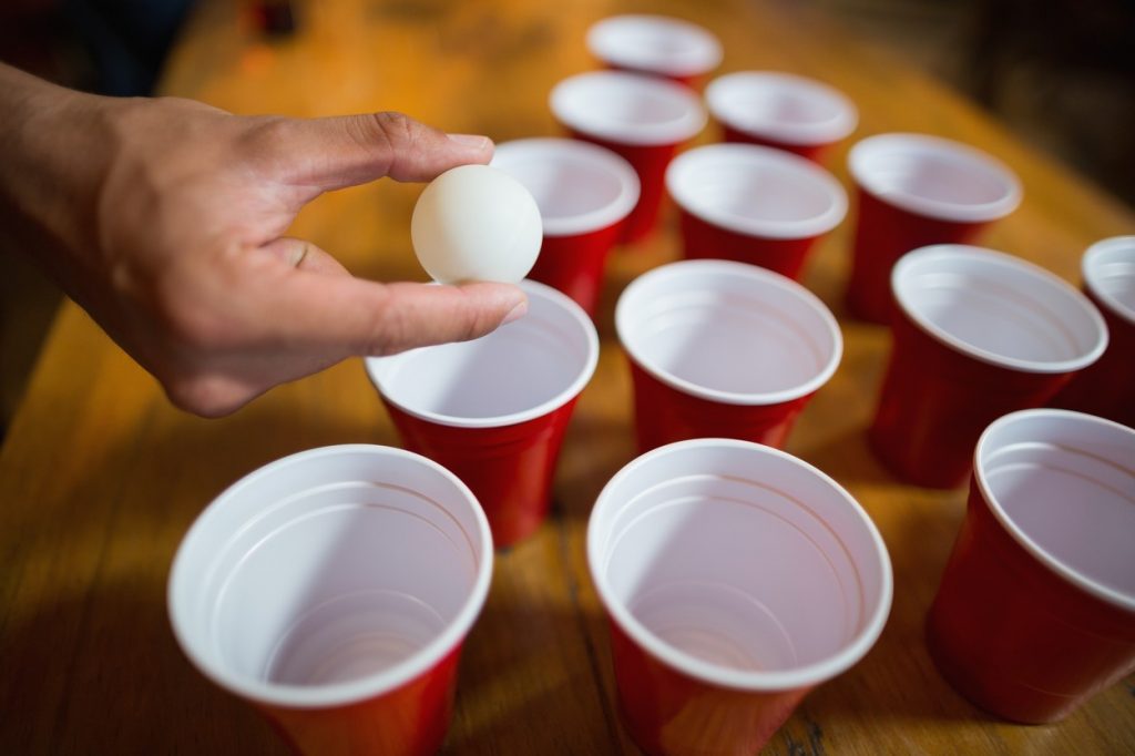 VIDEO Beer pong cu susul în jos: Câțiva tineri aruncă cu pahare în mingi. Cum au făcut asta