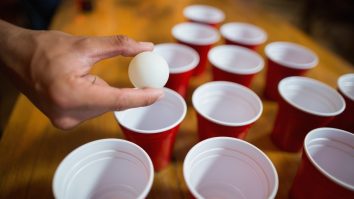 VIDEO Beer pong cu susul în jos: Câțiva tineri aruncă cu pahare în mingi. Cum au făcut asta