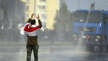 Poliția a folosit tunuri de apă pentru a alunga protestatarii din Minsk. Zeci de persoane au fost reținute