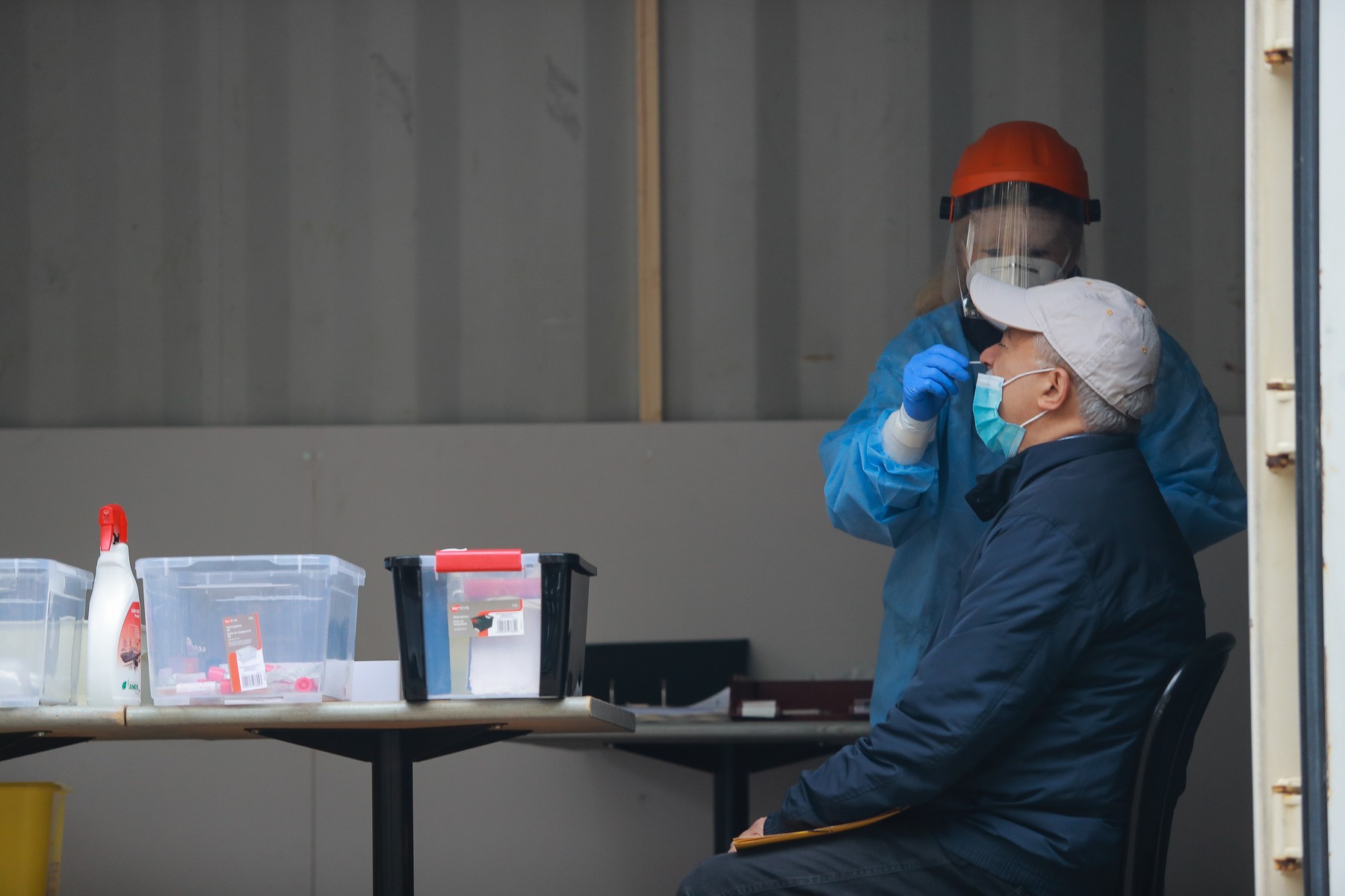 Guvernul de la Bruxelles încearcă să testeze cât de mult posibil. Belgienii stau la cozi la centrele specializate