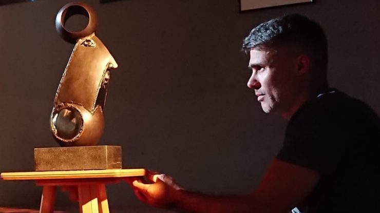 Bogdan Nueleanu, meșter în decorațiuni din fier topit, face minuni cu aparatul de sudură