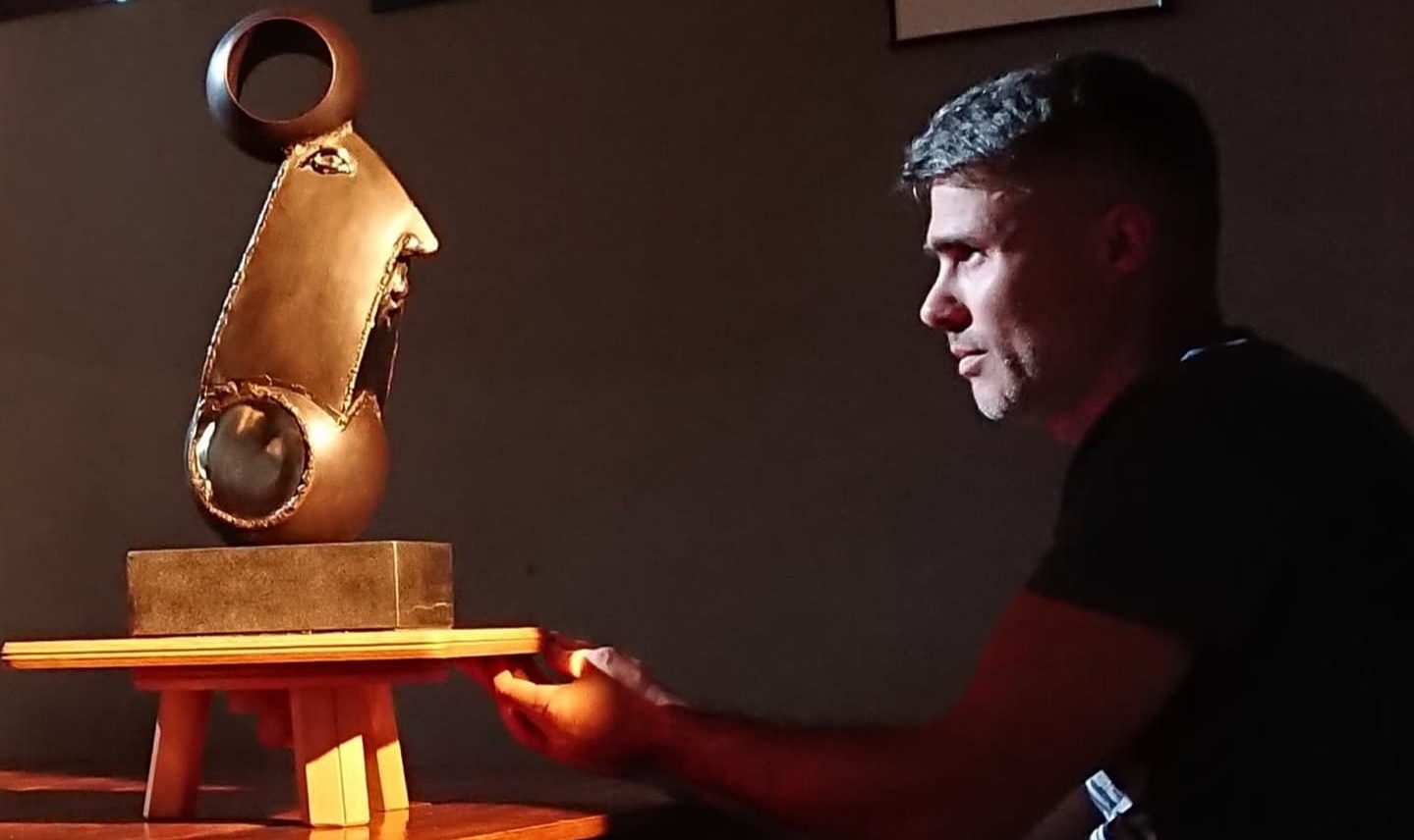 Bogdan Nueleanu, meșter în decorațiuni din fier topit, face minuni cu aparatul de sudură