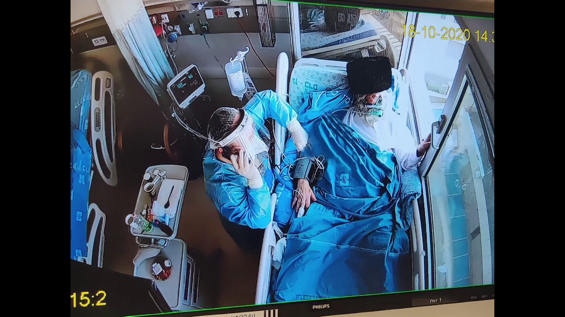 Un bărbat a făcut nunta pe acoperișul spitatului pentru ca tatăl său, bolnav grav de Covid, să-l poată vedea pe geam