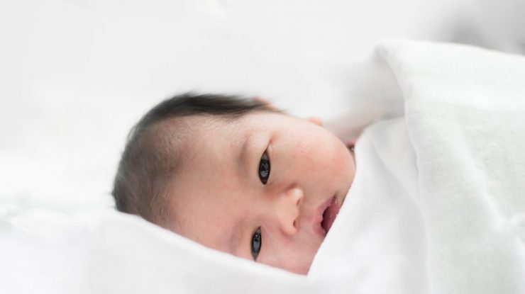 Bonus de pandemie pentru creșterea natalității. Țara în care familiile primesc bani pentru a fi încurajate să aibă copii