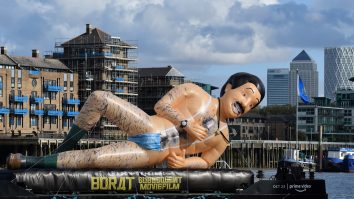 Borat pe Tamisa. Un uriaș de plastic a făcut reclamă noului film în jurul Londrei
