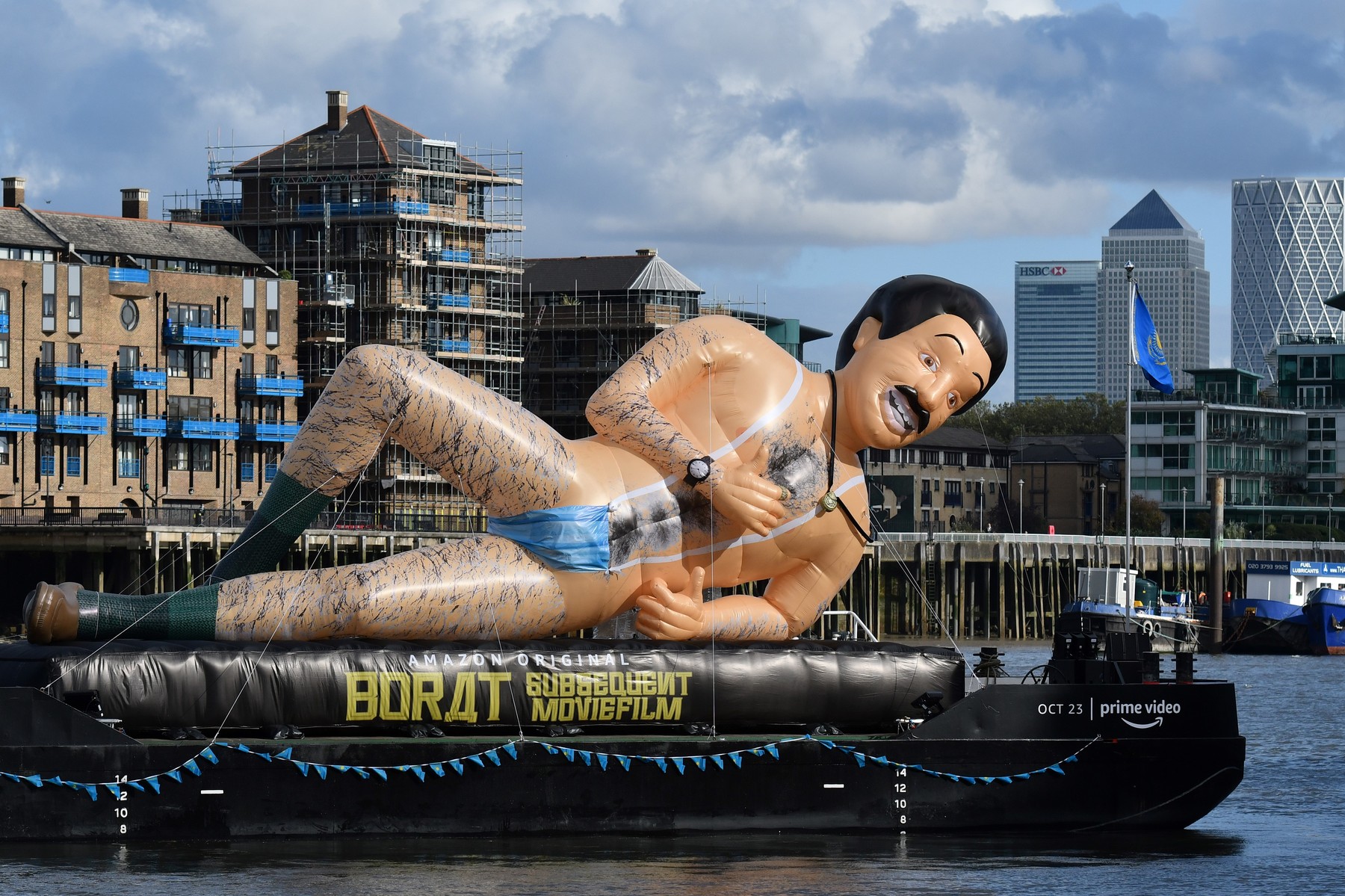 Borat pe Tamisa. Un uriaș de plastic a făcut reclamă noului film în jurul Londrei