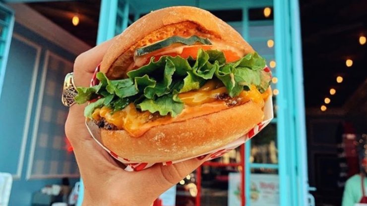 Televiziunile britanice au primit interdicția de a mai difuza reclamele la junk food