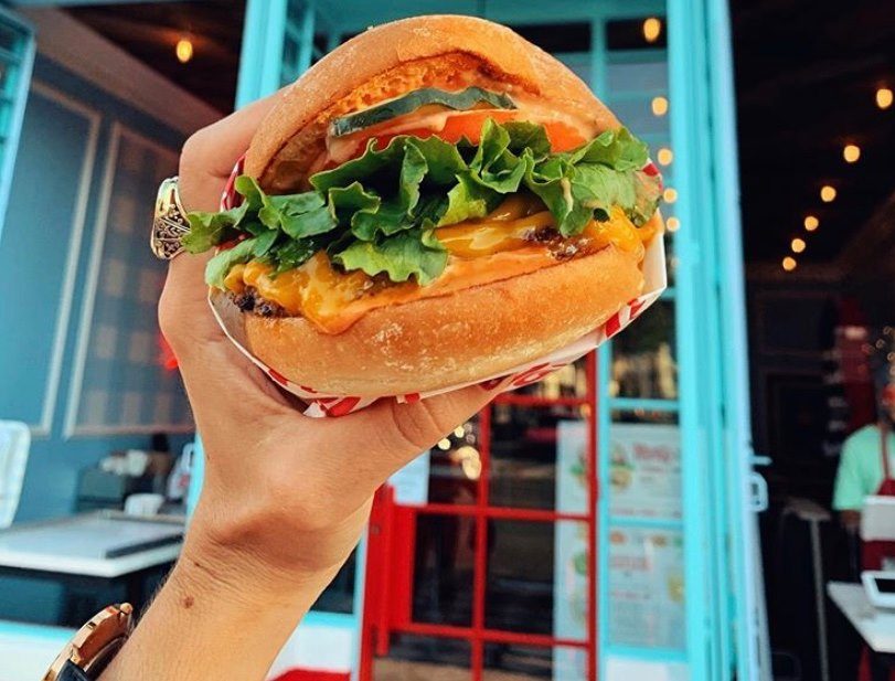 Televiziunile britanice au primit interdicția de a mai difuza reclamele la junk food