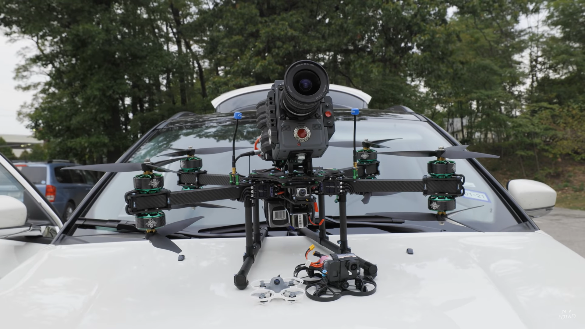 Cameră RED, de zeci de mii de dolari, montată pe o dronă care ajunge la suta de kilometri într-o secundă