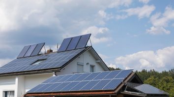 Casă cu panouri solare