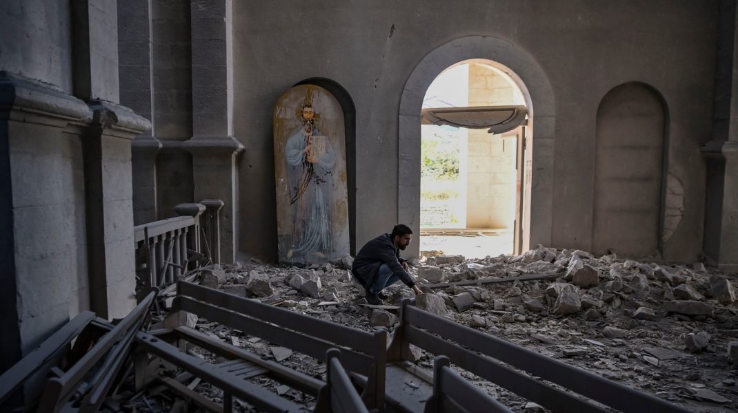 Armenia acuză Azerbaijan de bombardarea catedralei din Shusha. Localnic: „Cum poți ținti o catedrală? Dumnezeu va judeca”