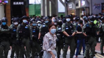 Sute de oameni demonstrează în centrul Hong Kong împotriva dictaturii