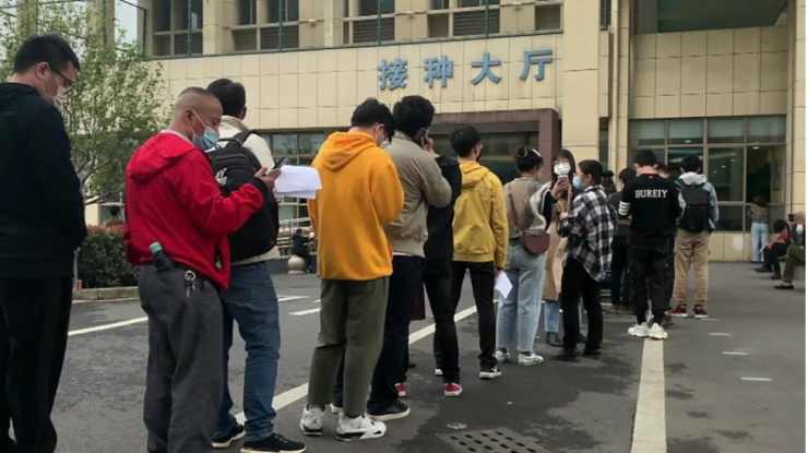 Sute de persoane au stat la coadă la un spital din China pentru a se imuniza cu un vaccin experimental care nu a trecut prin toate testele