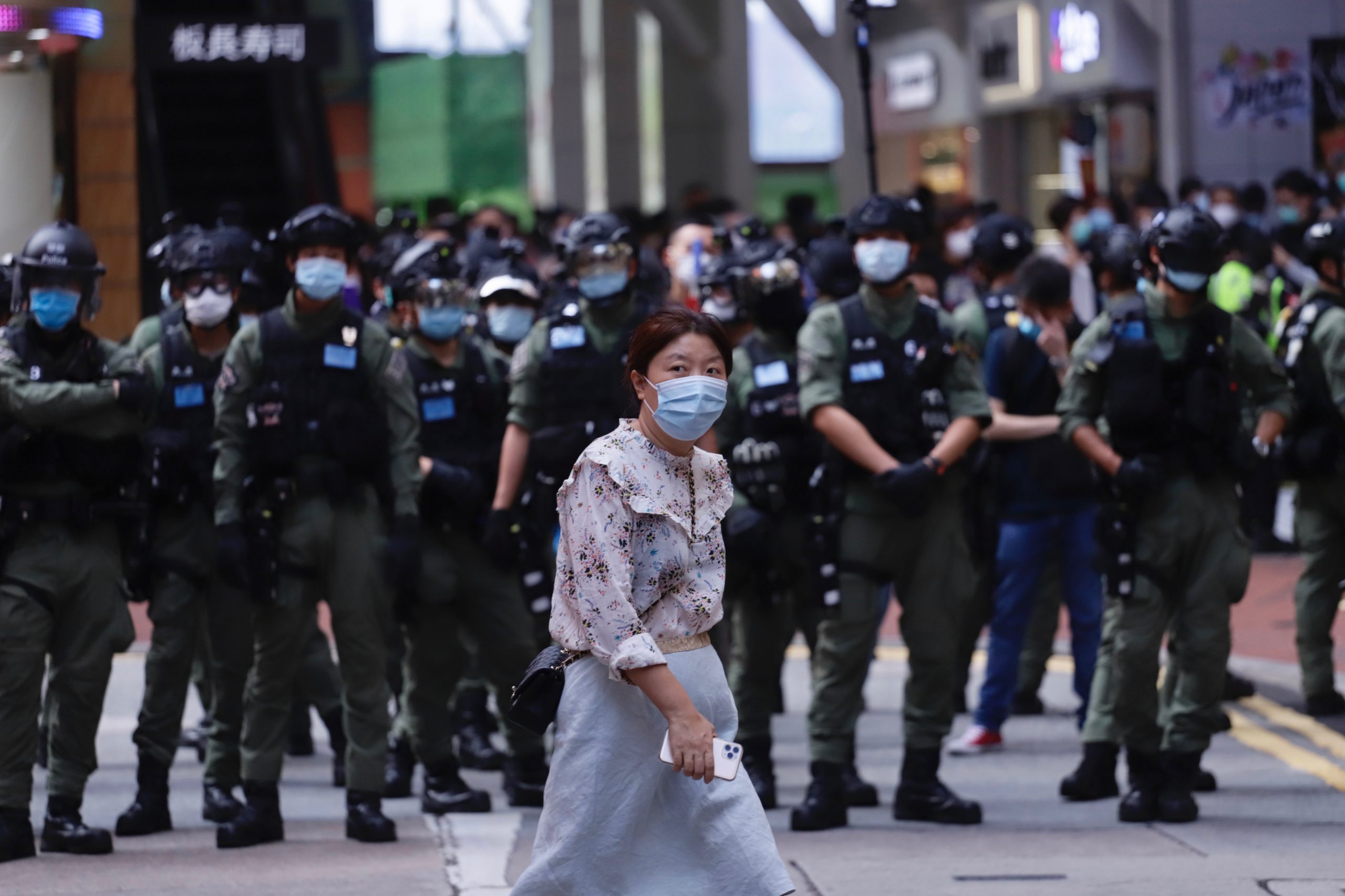 Sute de oameni demonstrează în centrul Hong Kong împotriva dictaturii