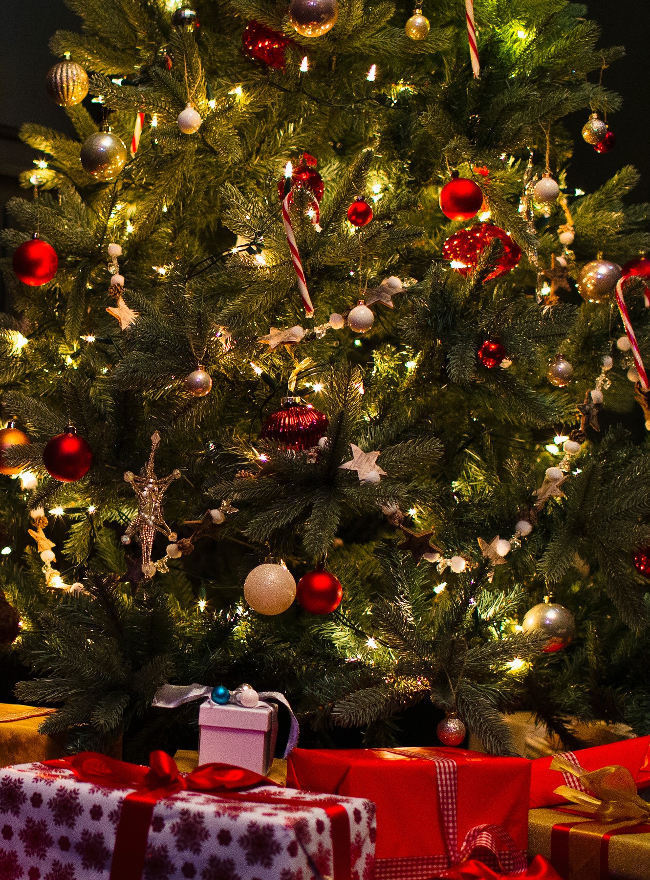 Au început pregătirile pentru Crăciun. În București au început să fie montate și luminițele