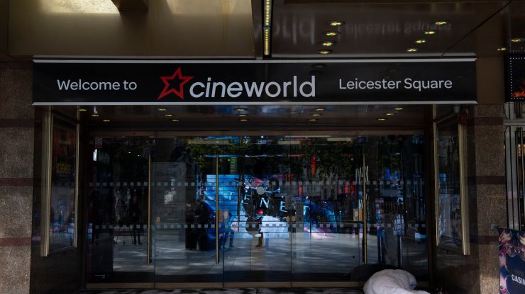 Boris Johnson le cere britanicilor să se ducă la cinema. 45.000 de locuri de muncă afectate de decizia Cineworld