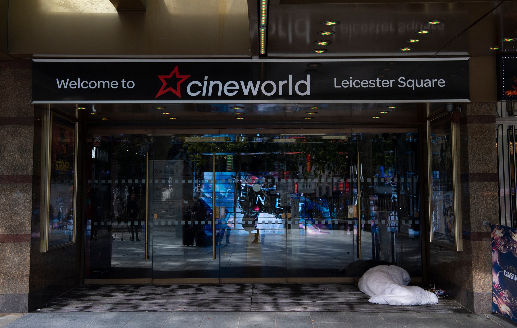 Boris Johnson le cere britanicilor să se ducă la cinema. 45.000 de locuri de muncă afectate de decizia Cineworld