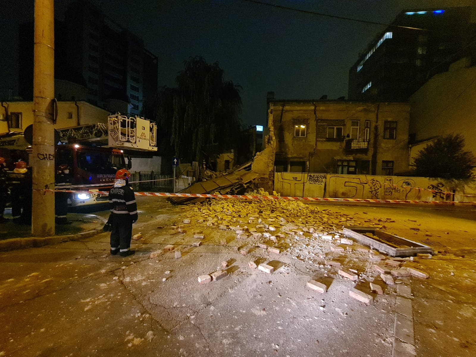 Clădire monument istoric, prăbușită în Capitală. Șase persoane au fost evacuate