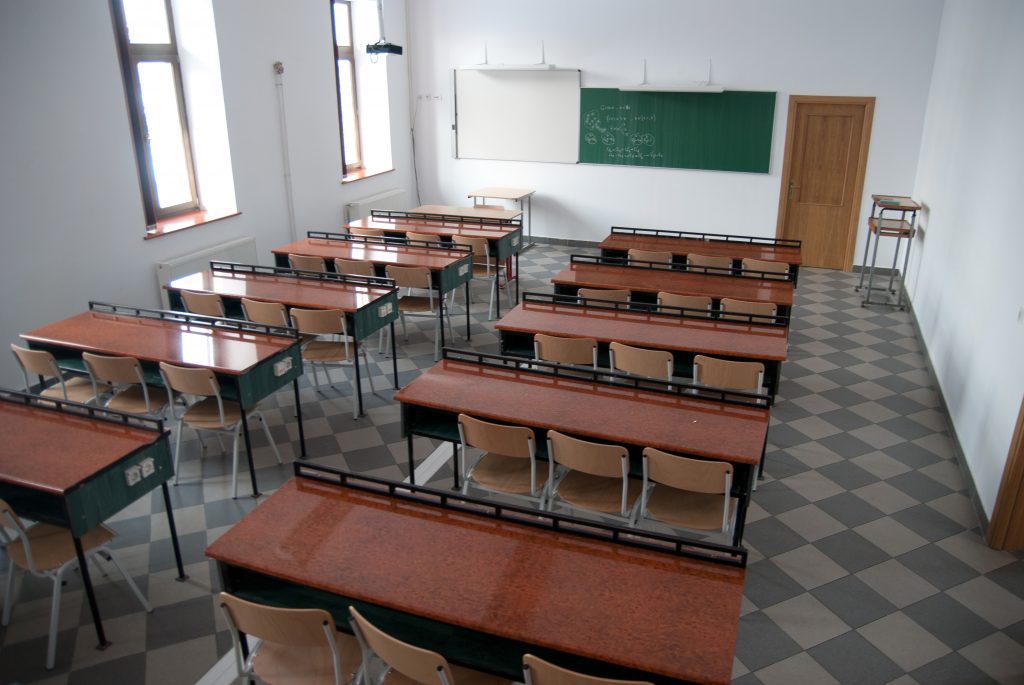 Încă 514 școli din România au trecut în scenariul roșu, de vineri până azi