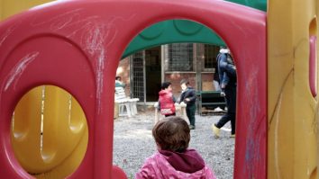 Droguri la grădiniță. Mai mulți copii au ajuns la spital după ce s-au jucat cu un plic cu cocaină găsit la locul de joacă