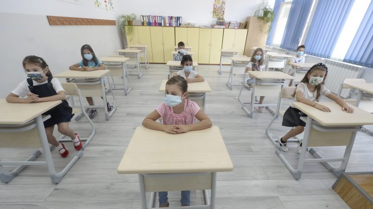 Copiii și școala, un cocktail exploziv? Un studiu arată legătură dintre revenirea la clasă a elevilor și reluarea epidemiei Covid-19 în țară