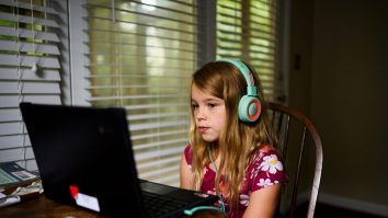 Părinții n-au cu cine să lase copiii dacă se închid școlile. Ce promite premierul Orban