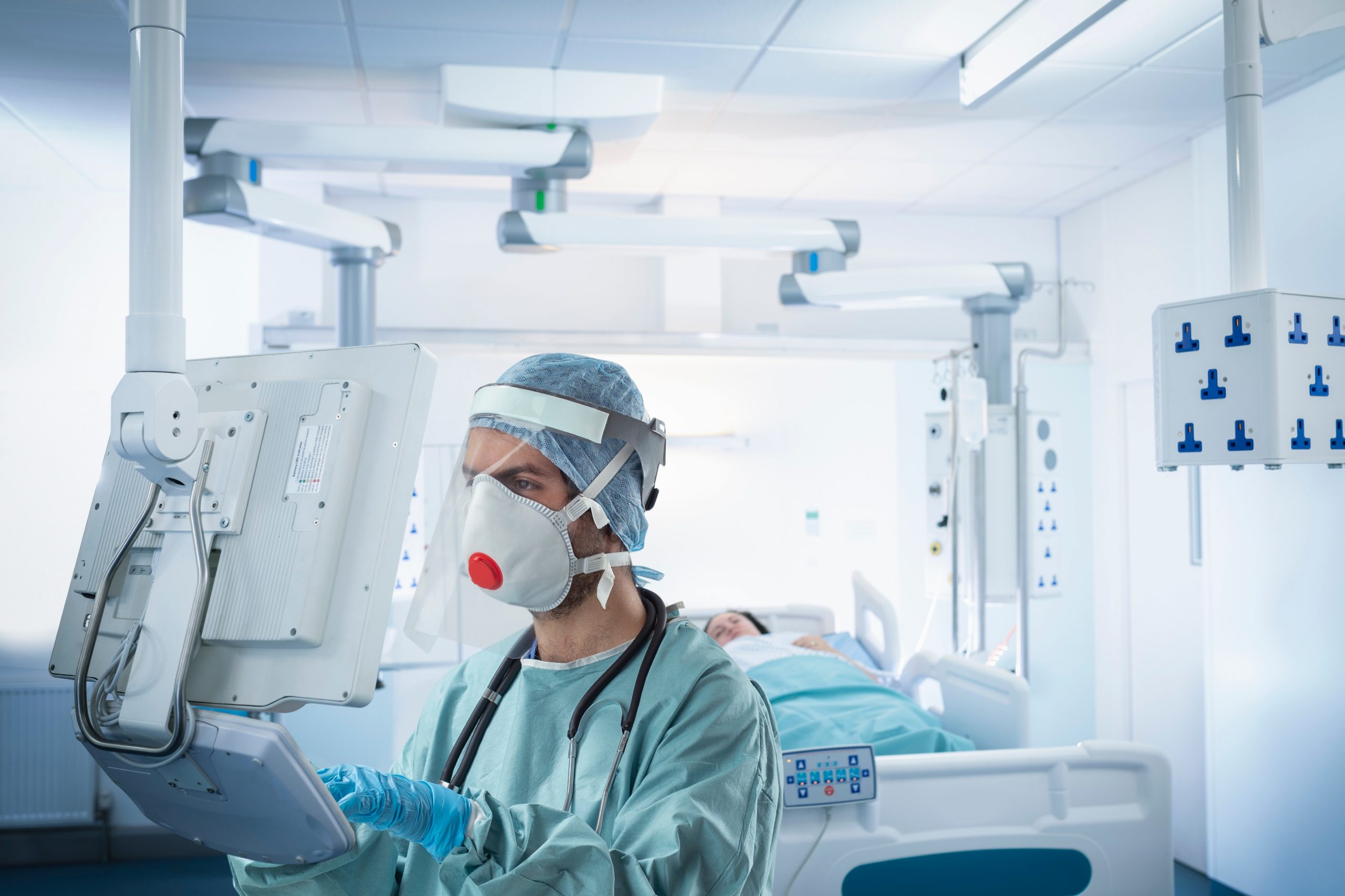 Pacienții infectați cu COVID-19 ocupă 40% din paturile de la terapie intensivă, în Paris