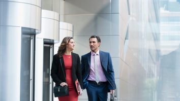 Munca la stat versus munca la privat: Care sunt diferențele