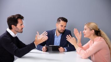 Două treimi dintre românii de peste 40 ani își „trădează financiar” partenerii