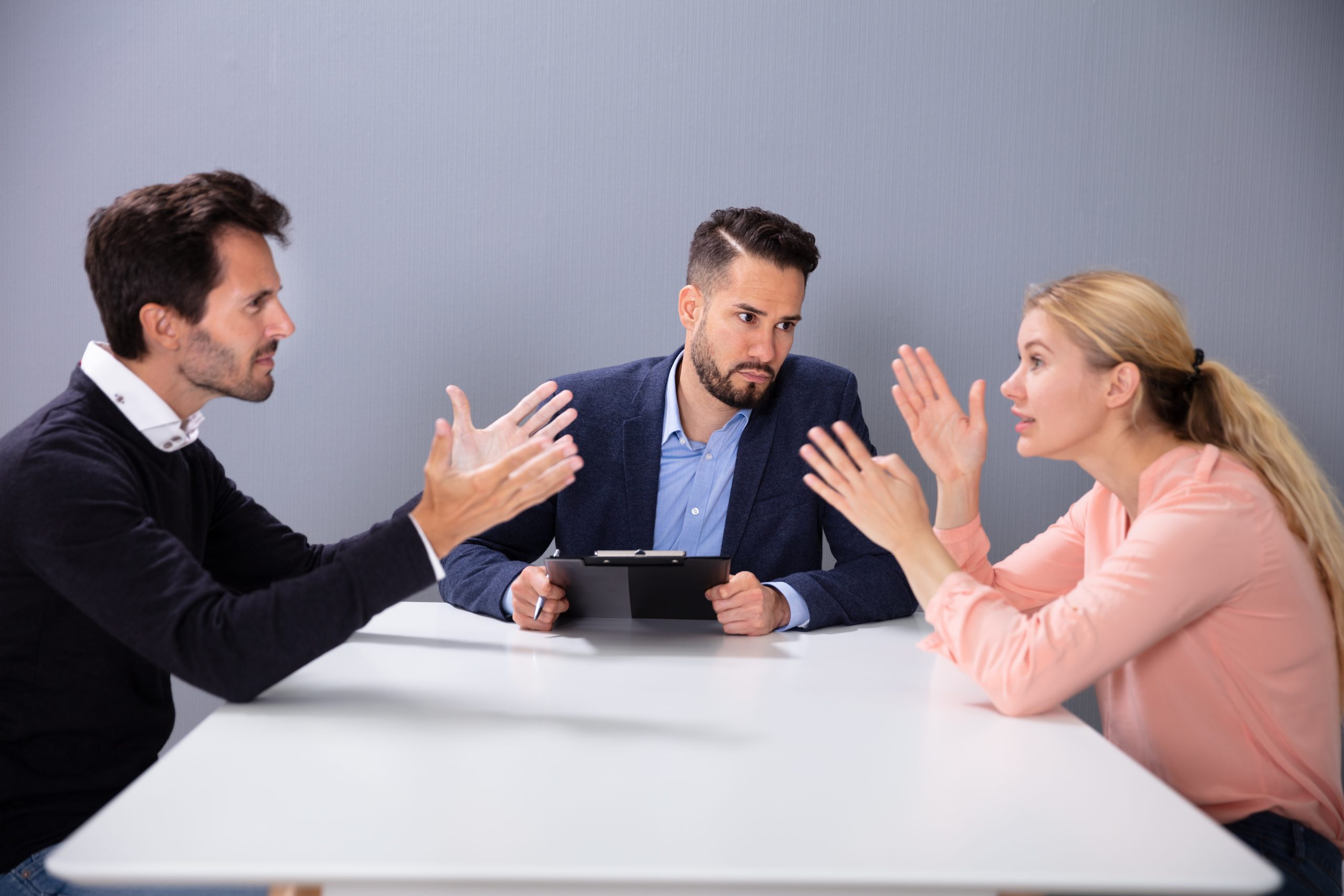 Două treimi dintre românii de peste 40 ani își „trădează financiar” partenerii