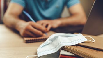 Cum îi afectează pe adolescenți cursurile online „Nu mai socializează, se închid, intră în depresie“