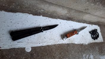 O fată de 16 ani a intrat în curtea unui liceu din Pitești cu două cuțite și un pumnal