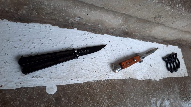 O fată de 16 ani a intrat în curtea unui liceu din Pitești cu două cuțite și un pumnal