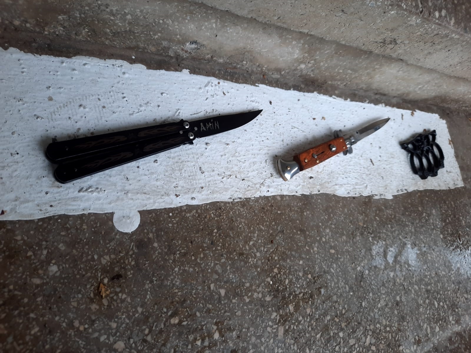 O fată de 16 ani a intrat în curtea unui liceu din Pitești cu două cuțite și un pumnal