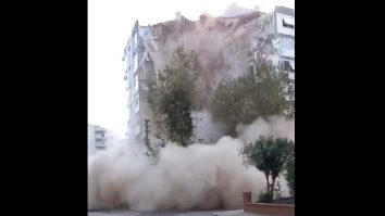 Imagini cu momentul în care o clădire se prăbușește în Izmir în timpul cutremurului devastator. VIDEO