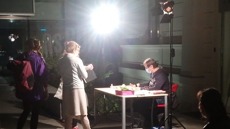 Dan Perjovschi oferă 274 de desene cadou, în semn de protest, la Noaptea Albă a Galeriilor