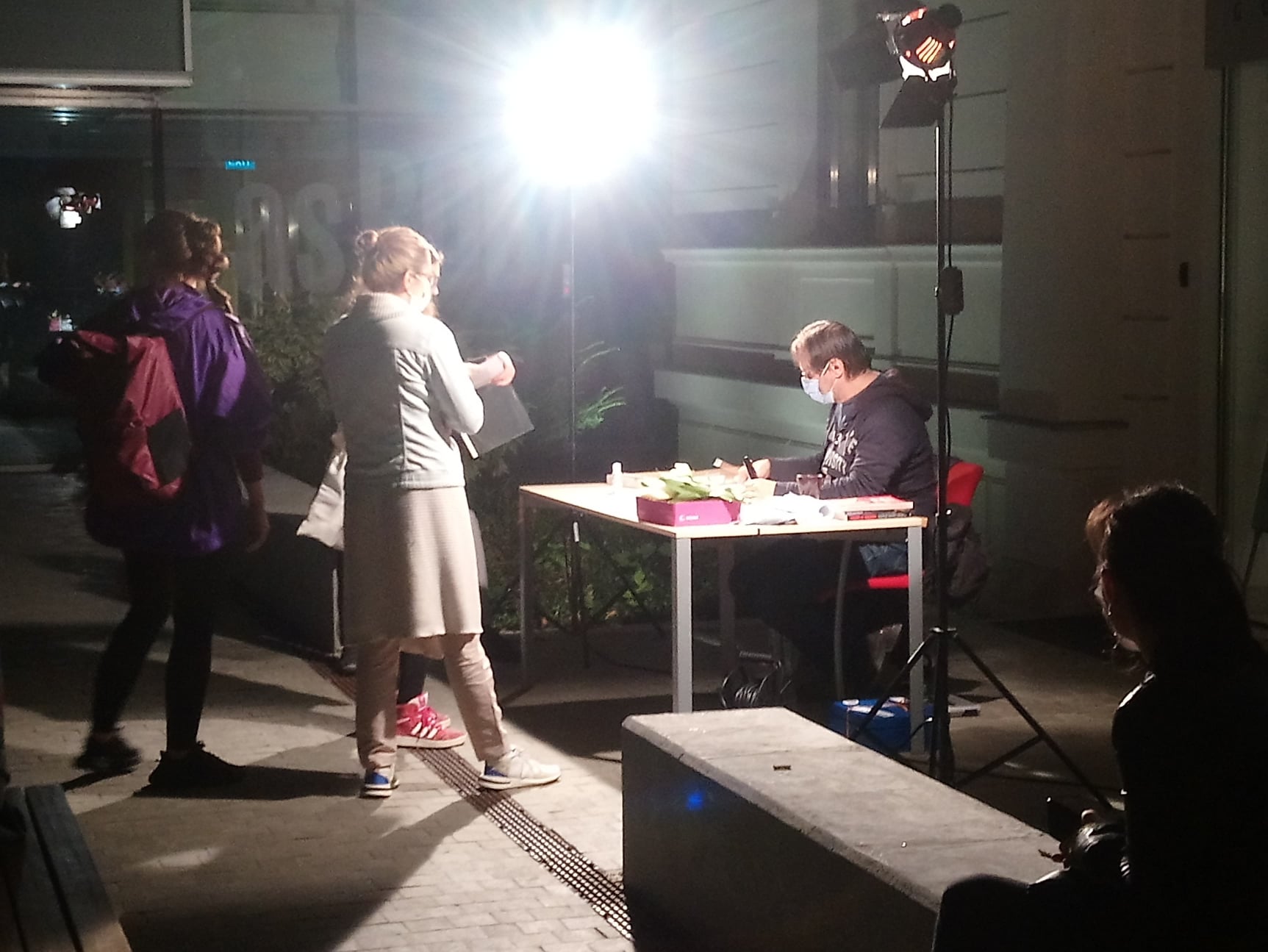 Dan Perjovschi oferă 274 de desene cadou, în semn de protest, la Noaptea Albă a Galeriilor