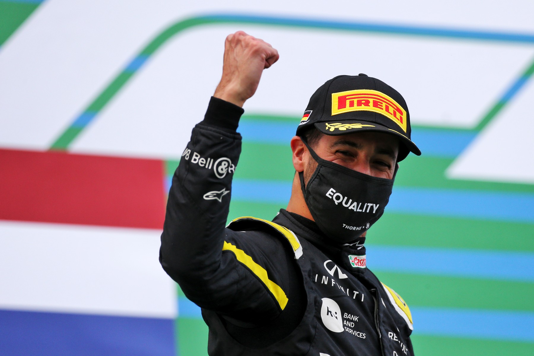 Cu toții avem lucruri fără de care nu plecăm nicăieri. Pentru pilotul Daniel Ricciardo casca, masca și o cămașă sunt indispensabile