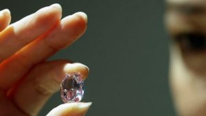 Un diamant roz, care este estimat la 38 de milioane de dolari, va fi scos la licitație
