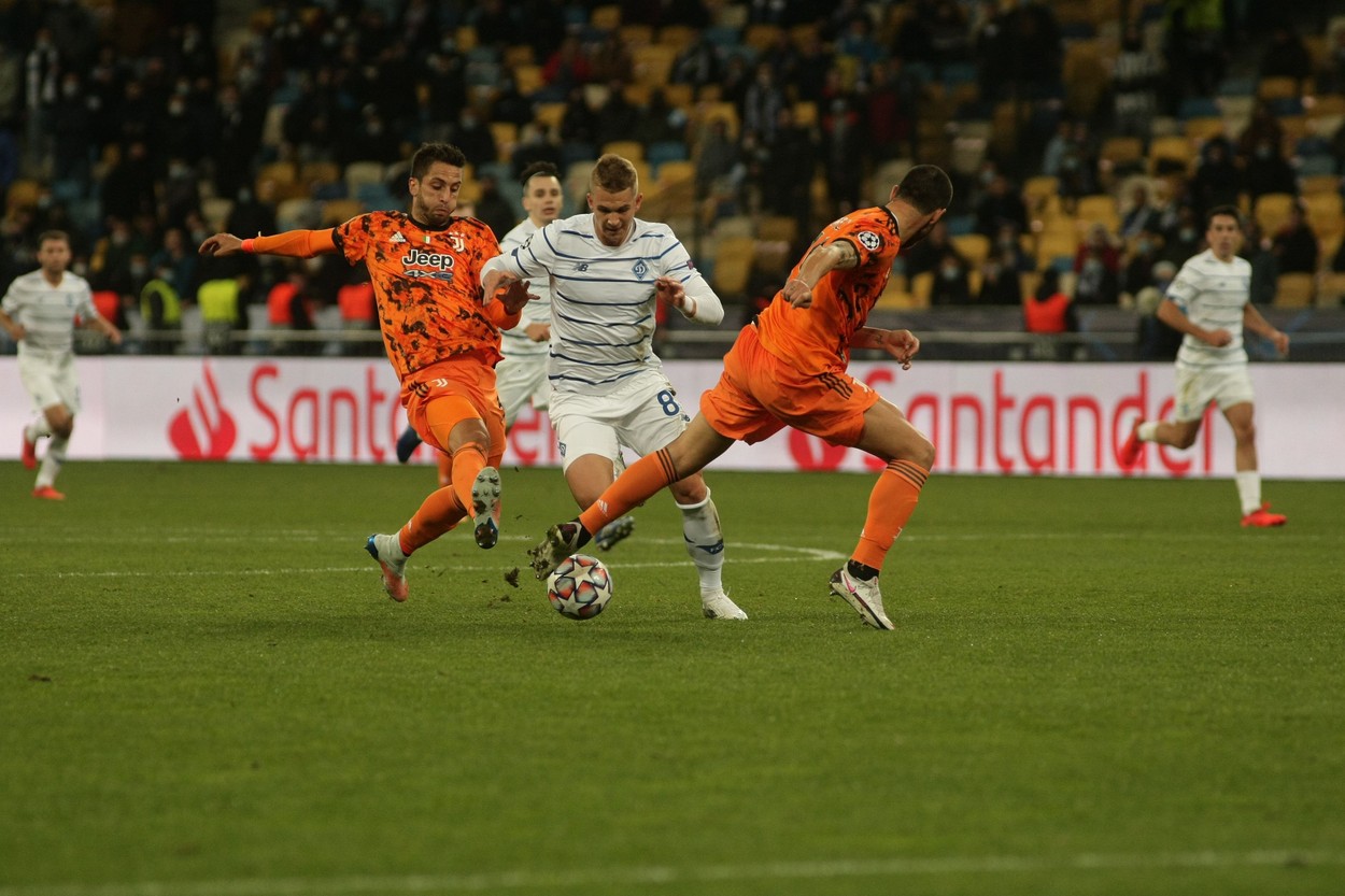 Mircea Lucescu, învins de Andrea Pirlo, fostul său elev de la Brescia, în Liga Campionilor. Man. United a produs surpriza la Paris