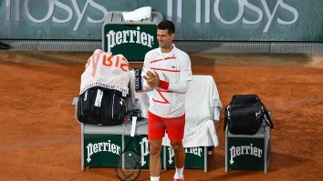 VIDEO Djokovic a pus mâna pe mătură. A ajutat la refacerea terenului de joc la Roland Garros