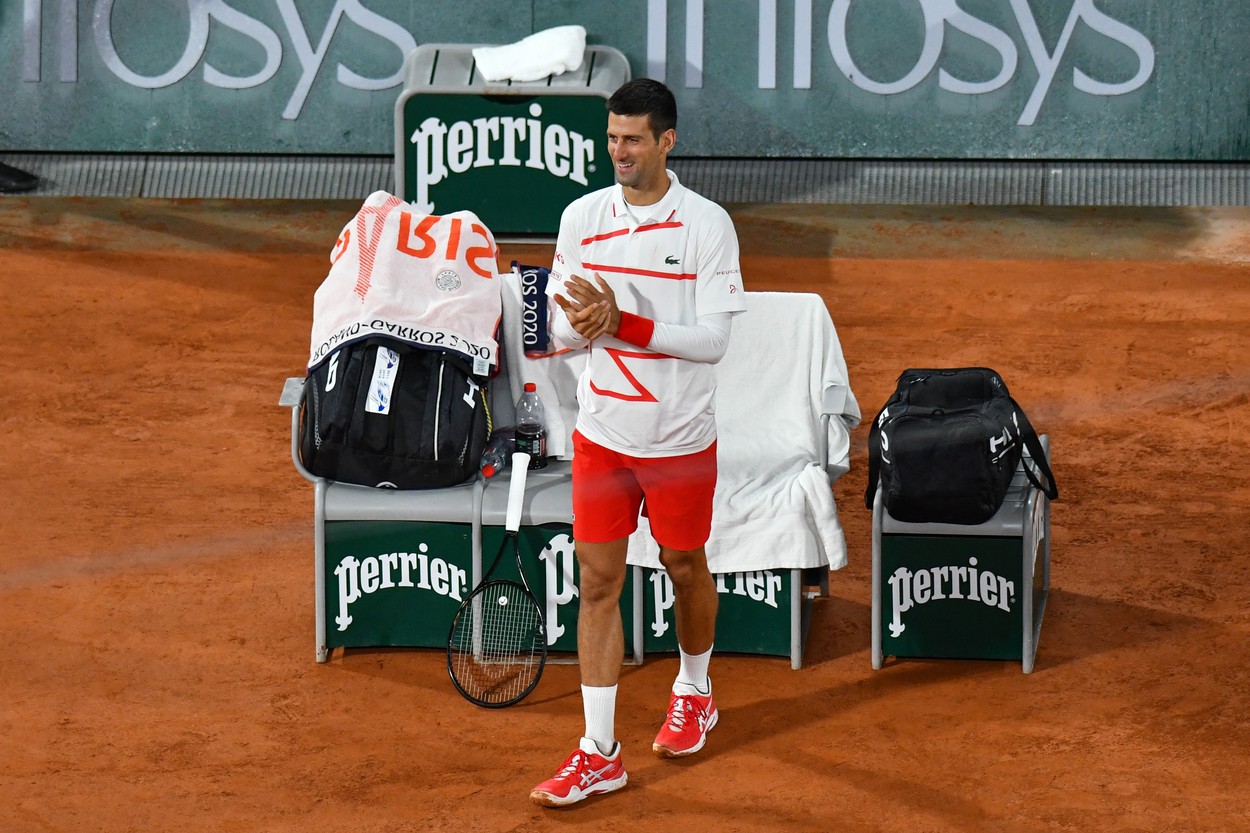 Djokovic a pus mâna pe mătură. A ajutat la refacerea terenului de joc la Roland Garros