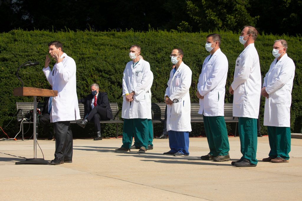 Sean Conley și echipa medicală, despre starea lui Trump: „De 72 ore, nu a mai fost pe tratament pentru febră”